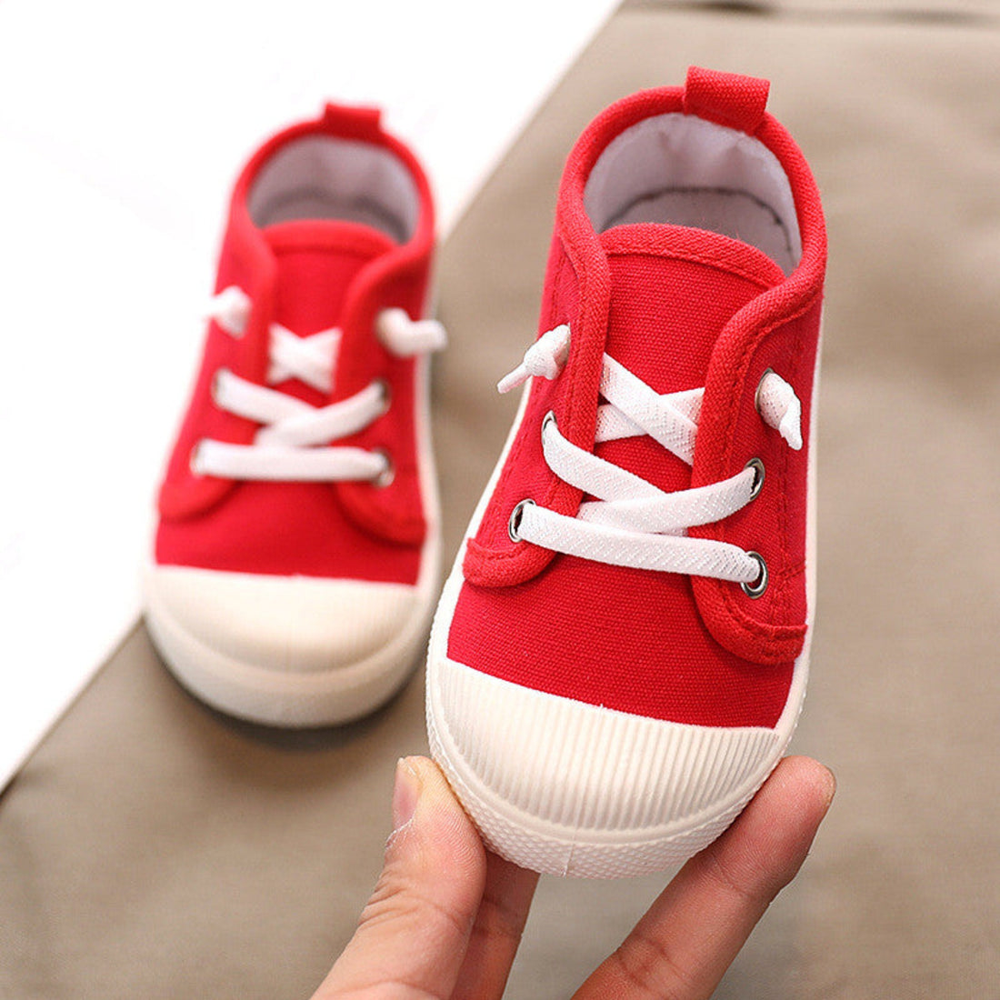 Children canvas shoes in red