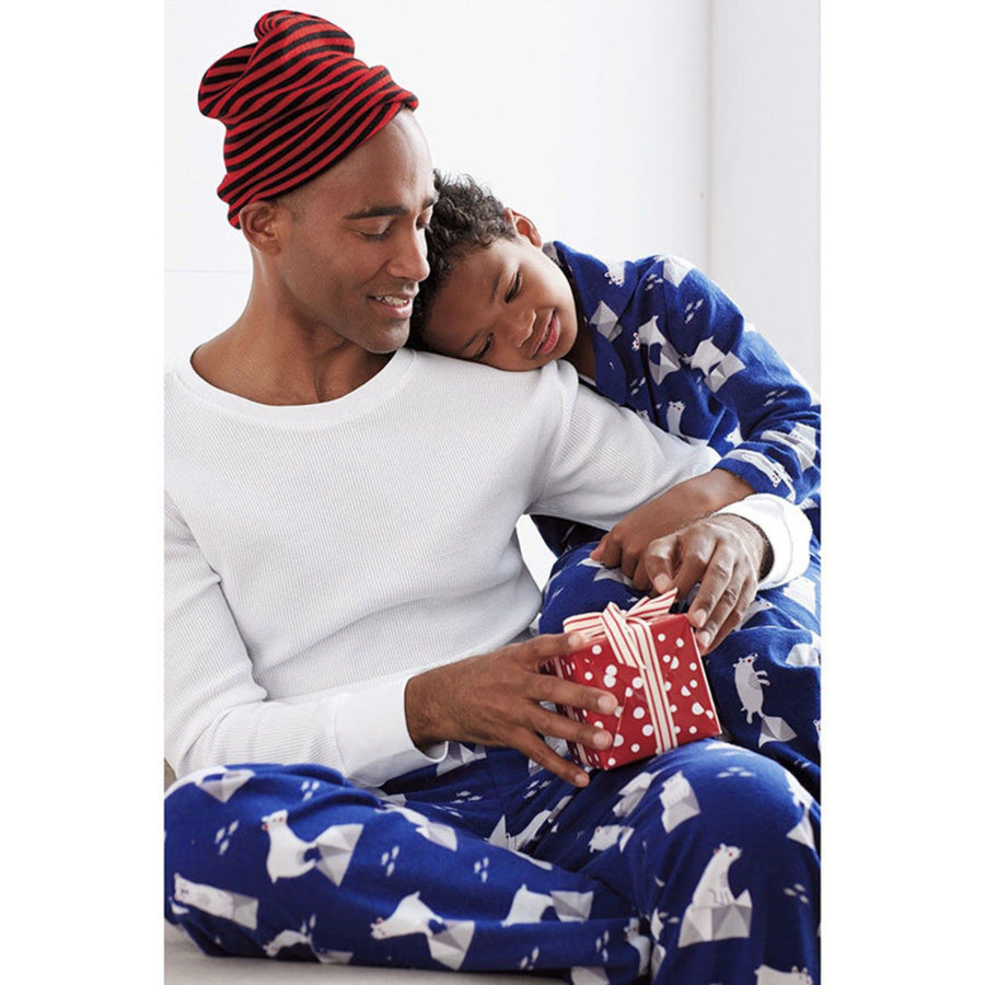 Parent and child in home furnishing two-piece pajamas